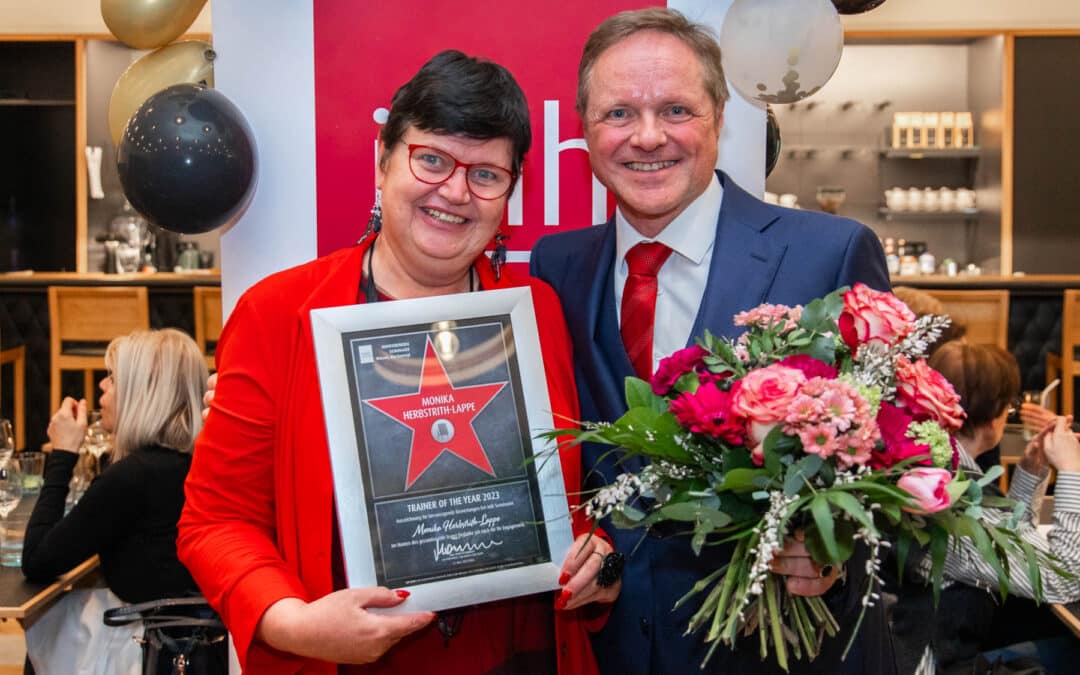 Mag.a Monika Herbstrith-Lappe wird erneut als ‚Trainer of the Year‘ geehrt