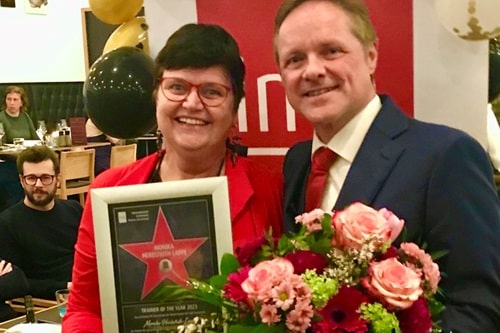 Monika Herbstrith-Lappe bekommt den Trainer-of-the-Year-2024-Preis verliehen